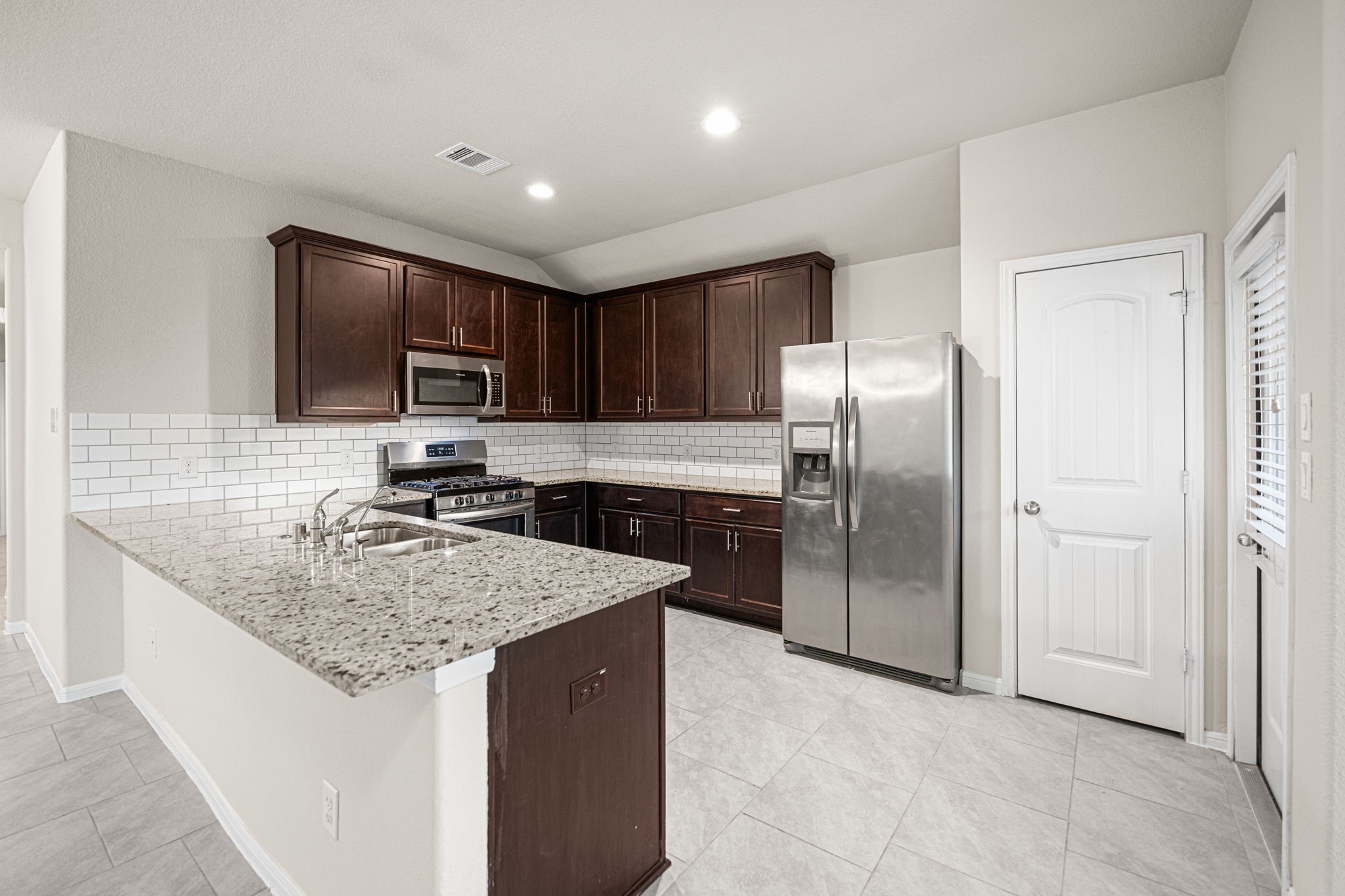 8014 Ecru Lane Rosharon, TX 77583 - Photo 8 of 34