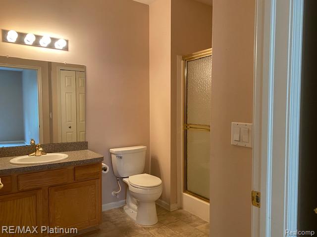 1105 Rial Lake Drive, Unit 45 Howell, MI 48843 - Photo 15 of 19 Primary bedroom glamour bath with gold fixtures.
