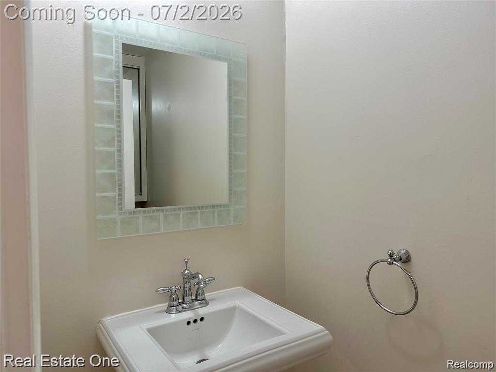 26950 Rochelle Street Dearborn Heights, MI 48127 - Photo 7 of 17