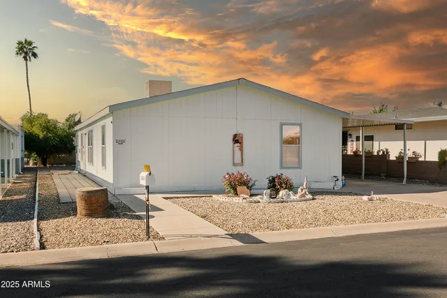 a view of a house with backyard