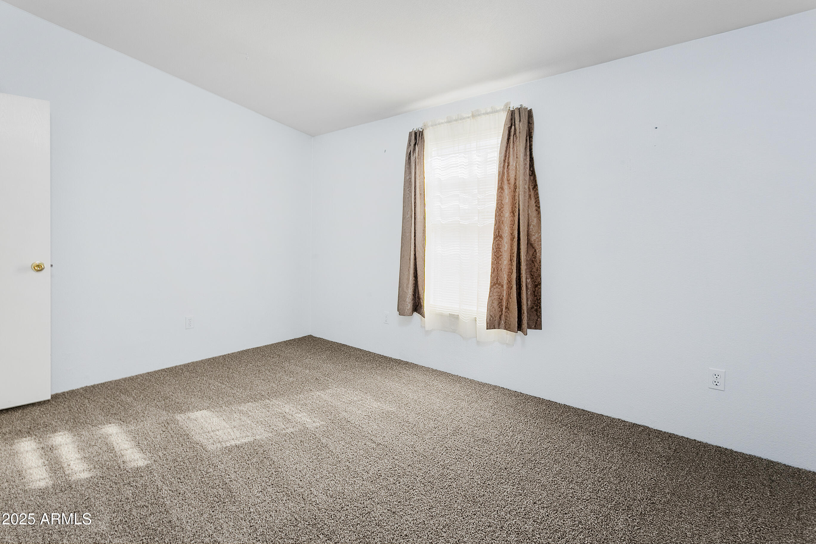 16416 North 33rd Way Phoenix, AZ 85032 - Photo 21 of 31 an empty room with windows