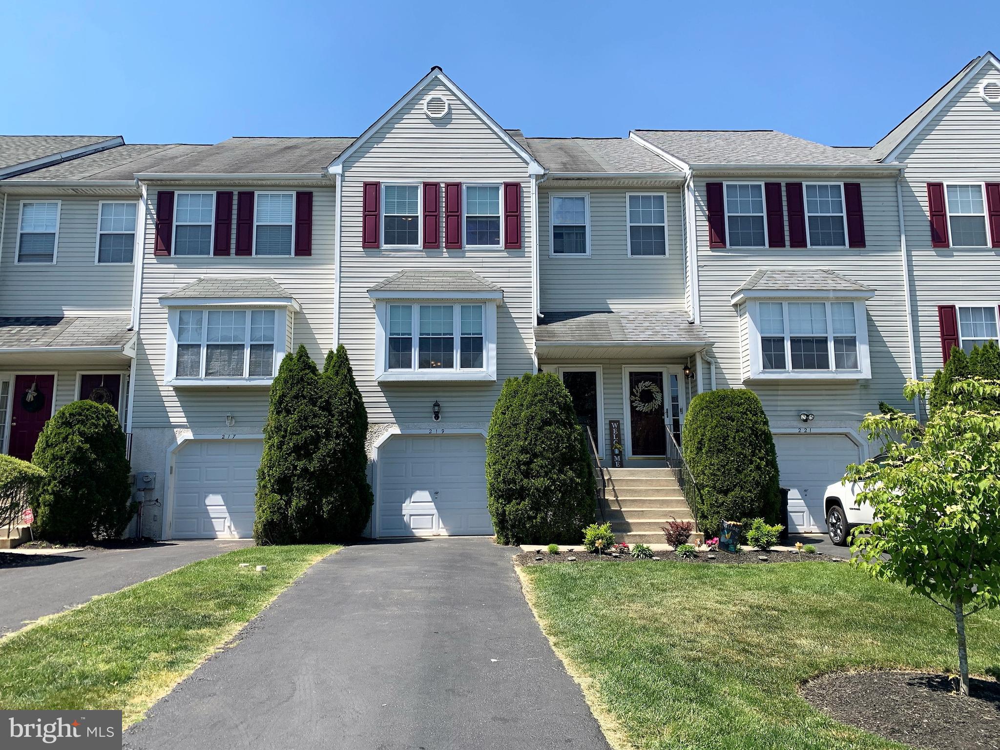 219 Springvalley Way Aston, PA 19014 - Photo 1 of 41 Exterior Front