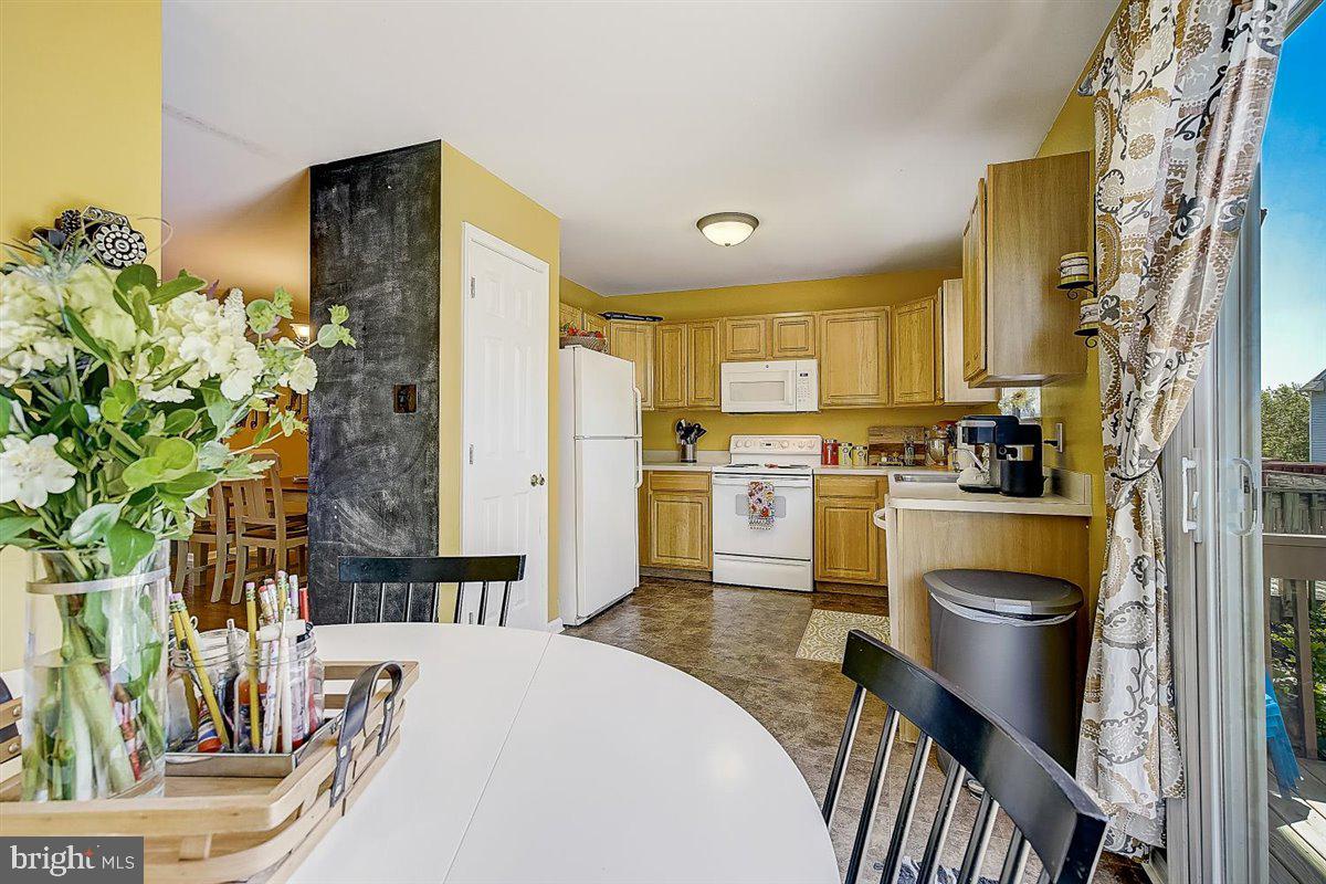 219 Springvalley Way Aston, PA 19014 - Photo 12 of 41 Kitchen