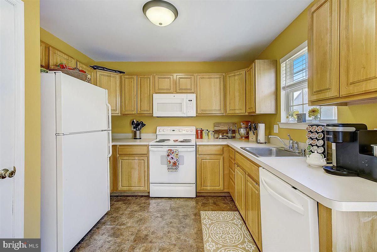 219 Springvalley Way Aston, PA 19014 - Photo 13 of 41 Kitchen