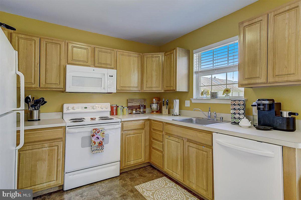 219 Springvalley Way Aston, PA 19014 - Photo 15 of 41 Kitchen