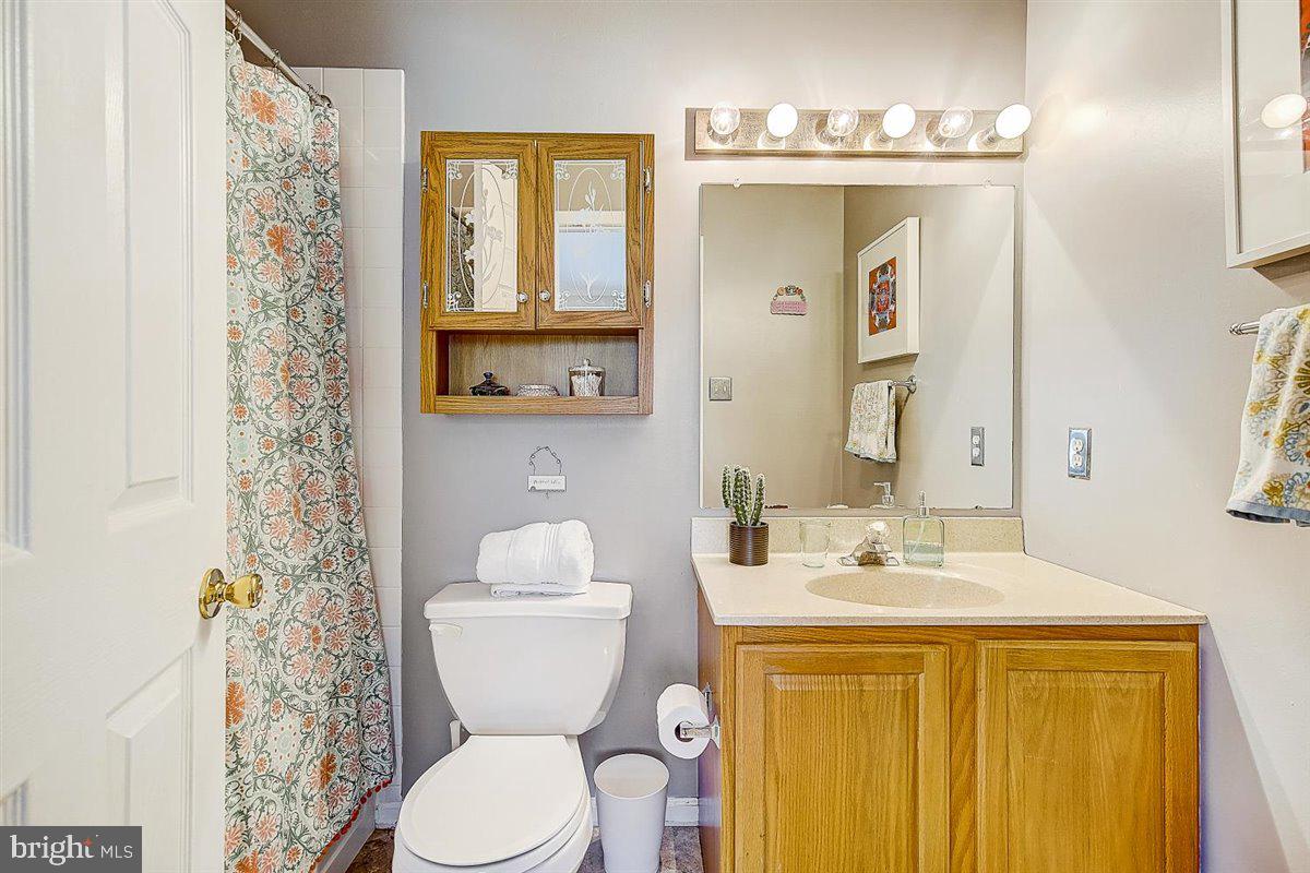 219 Springvalley Way Aston, PA 19014 - Photo 24 of 41 Primary Bathroom