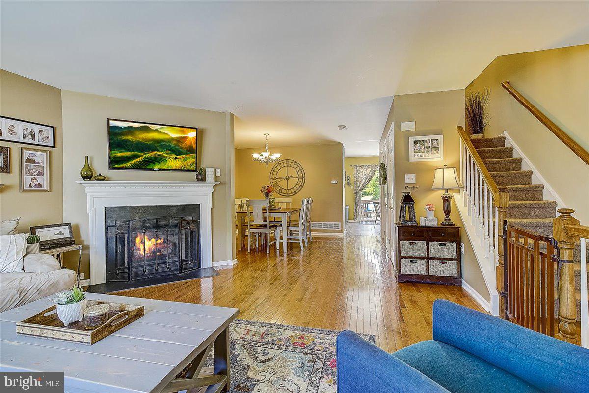 219 Springvalley Way Aston, PA 19014 - Photo 4 of 41 Living Room