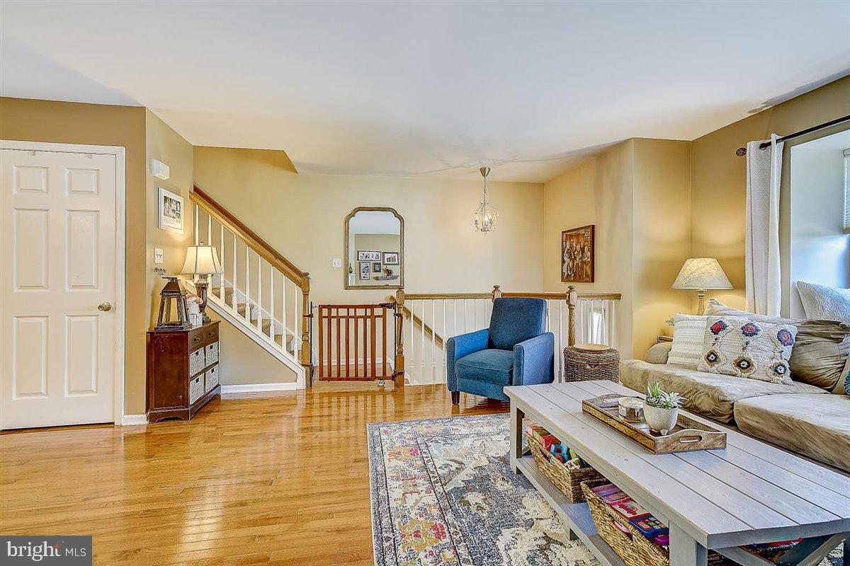 219 Springvalley Way Aston, PA 19014 - Photo 5 of 41 Living Room