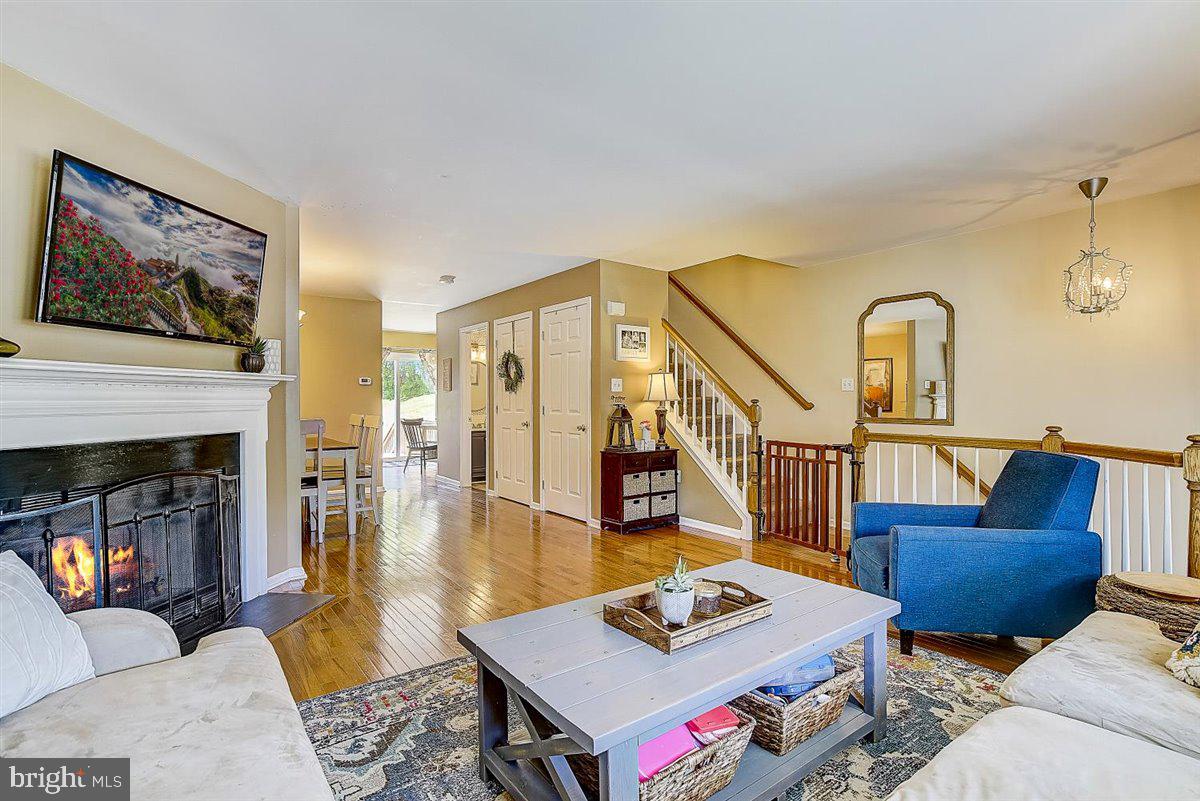 219 Springvalley Way Aston, PA 19014 - Photo 6 of 41 Living Room