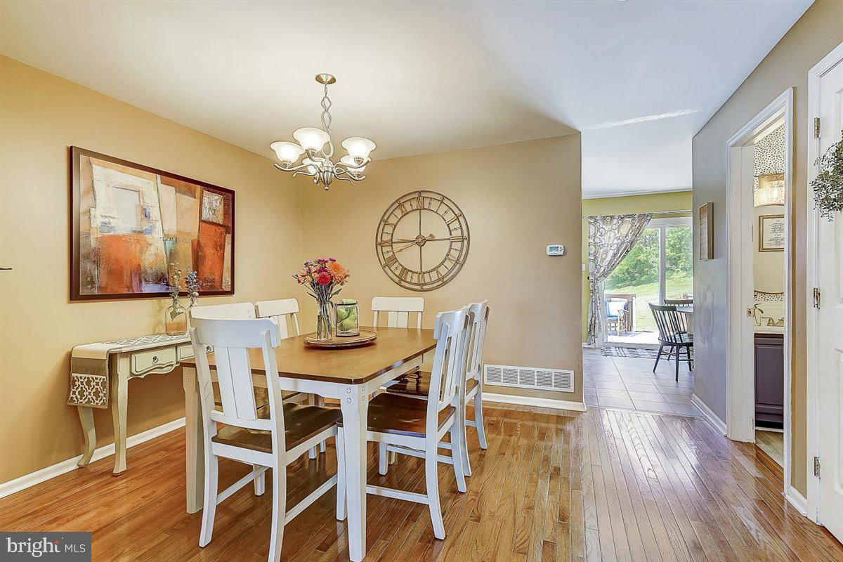 219 Springvalley Way Aston, PA 19014 - Photo 9 of 41 Dining Room