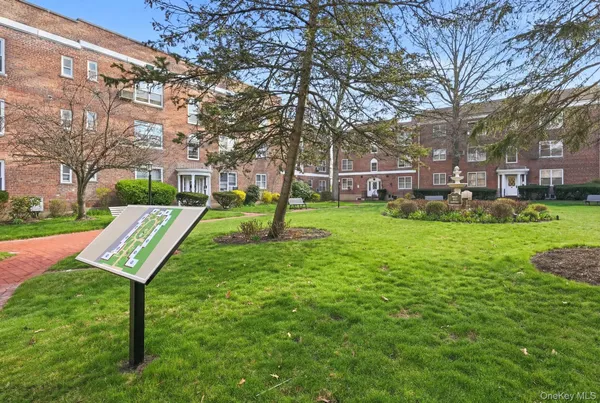 $399,000 | 221 South Middle Neck Road, Unit F6, Great Neck, NY 11021