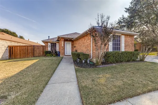 $275,000 | 218 Streamside Drive, DeSoto, TX 75115