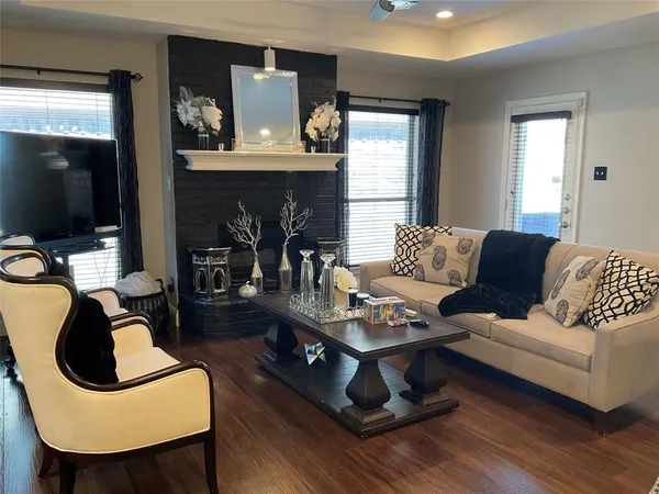 $275,000 | 218 Streamside Drive, DeSoto, TX 75115