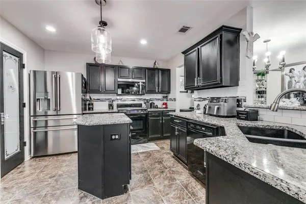 $275,000 | 218 Streamside Drive, DeSoto, TX 75115