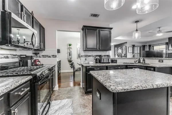 $275,000 | 218 Streamside Drive, DeSoto, TX 75115