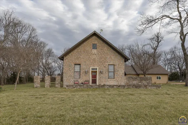 $309,900 | 5040 East 141st Street, Carbondale, KS 66414