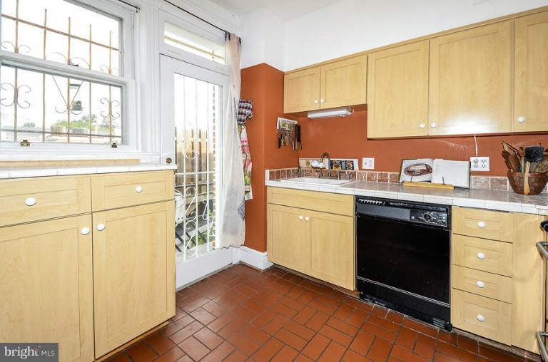 2009 Belmont Road Northwest, Unit 403 Washington, DC 20009 - Photo 6 of 15 Kitchen
