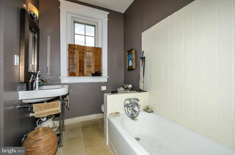 2009 Belmont Road Northwest, Unit 403 Washington, DC 20009 - Photo 7 of 15 Bath