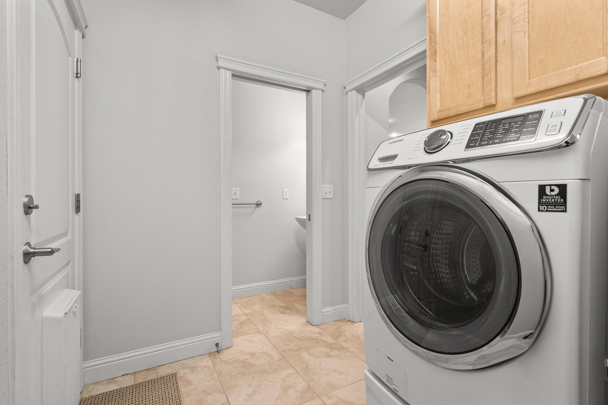 955 Leisha Lane Redding, CA 96001 - Photo 25 of 36 a utility room with dryer and washer
