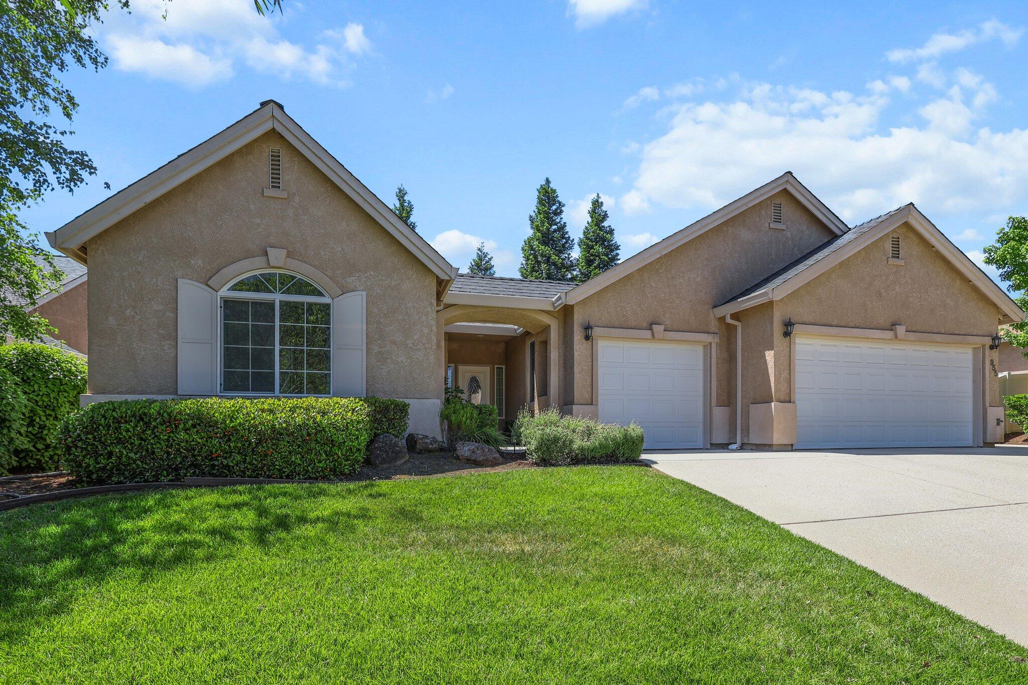 955 Leisha Lane Redding, CA 96001 - Photo 32 of 36 a front view of house with yard and green space