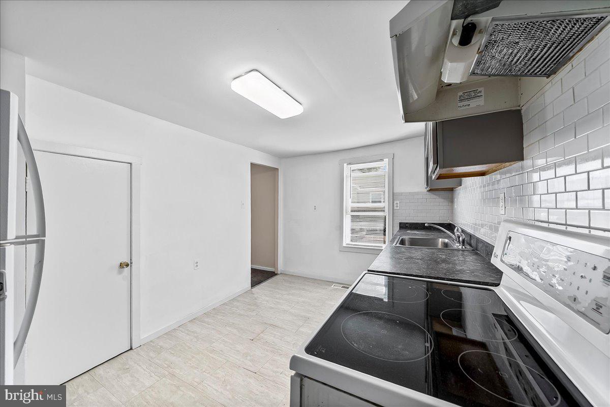 1242 Chestnut Street Marcus Hook, PA 19061 - Photo 16 of 32