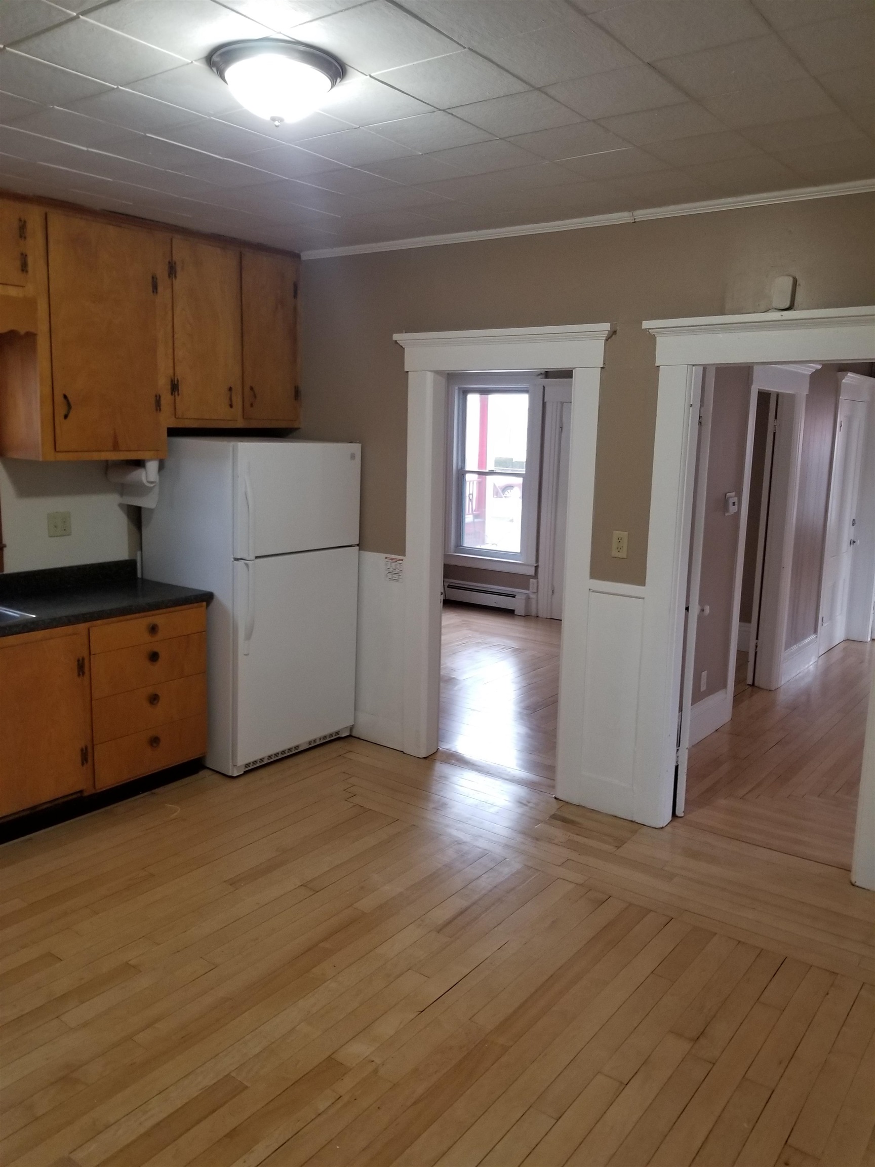 548 Maple Street Manchester, NH 03104 - Photo 3 of 16 Gallery Image 3