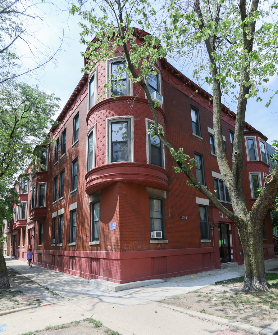 3500 North Reta Avenue, Unit 2 Chicago, IL 60657 - Photo 1 of 12 a front view of a building