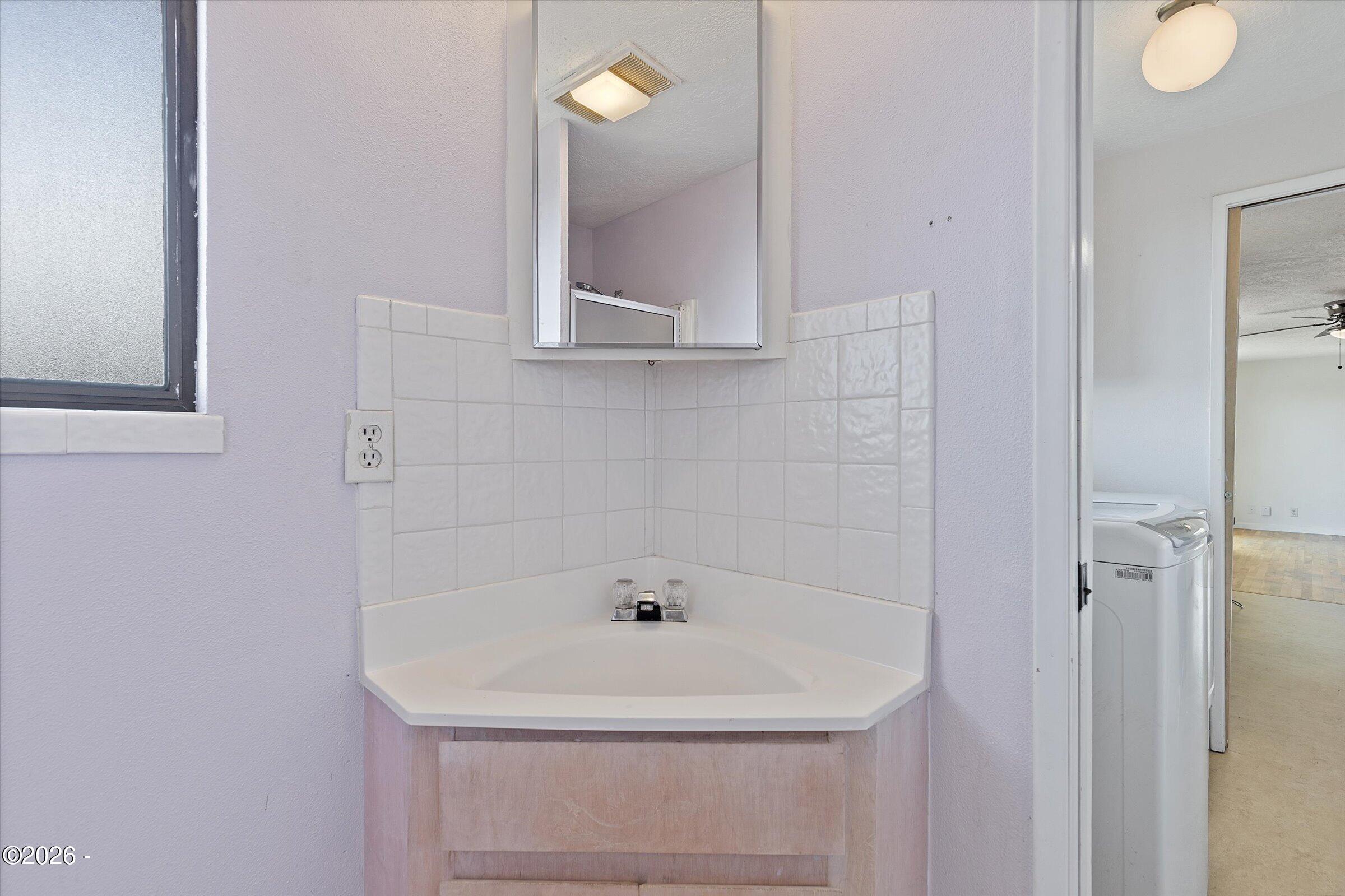 1810 Northwest View Ridge Drive Waldport, OR 97394 - Photo 19 of 40 Upstairs bath