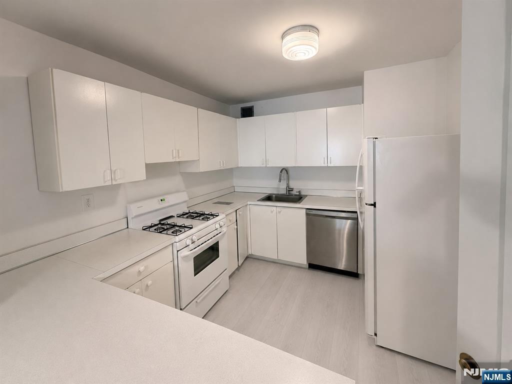 1203 River Road, Unit 14M Edgewater, NJ 07020 - Photo 15 of 22