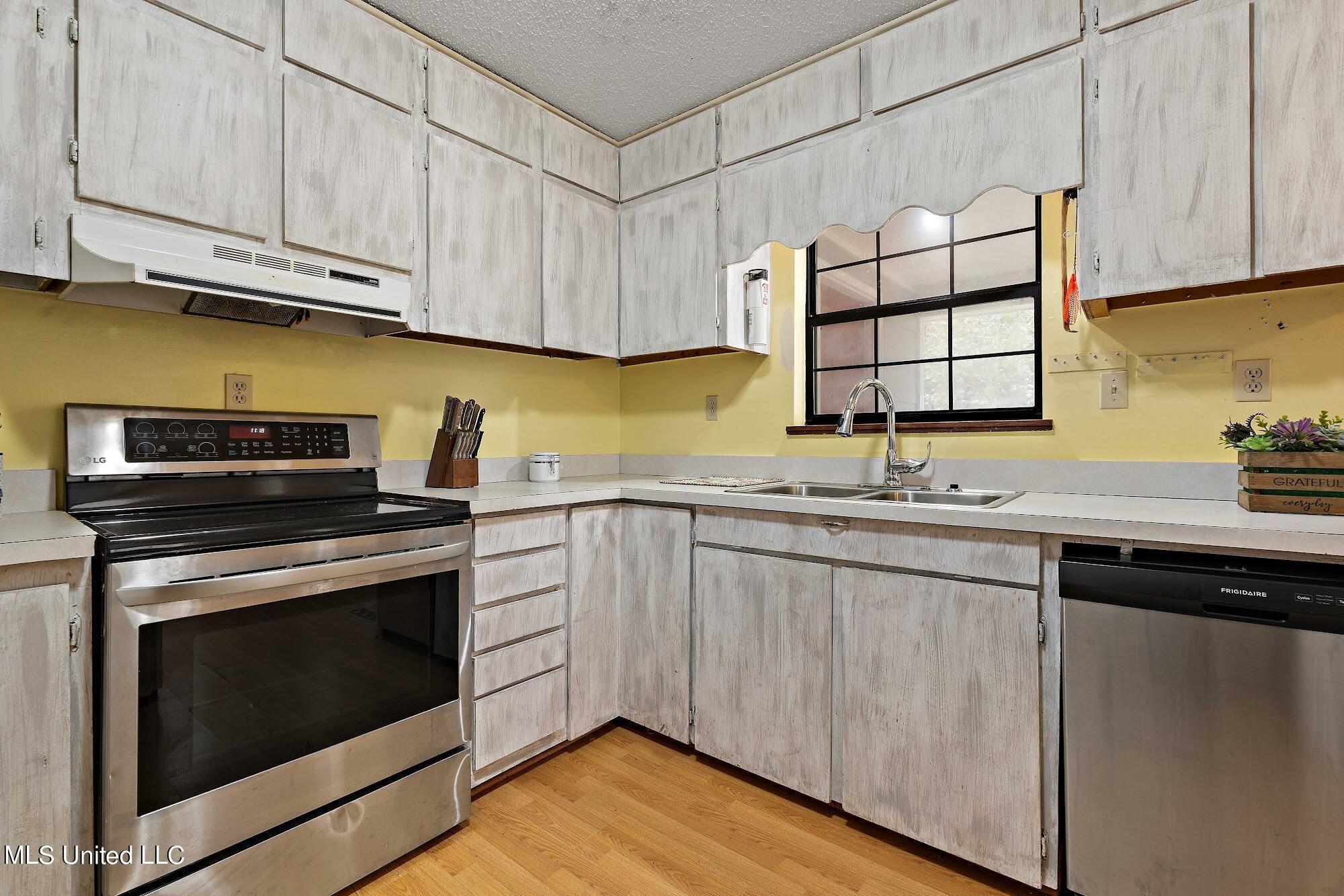 229 Tower Road Wiggins, MS 39577 - Photo 13 of 34 Kitchen