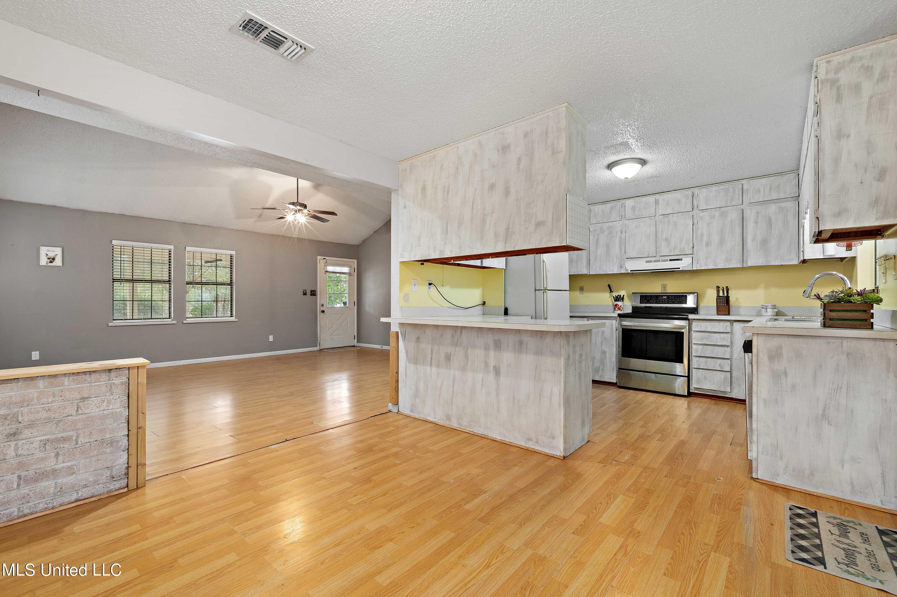 229 Tower Road Wiggins, MS 39577 - Photo 10 of 34 Dining room