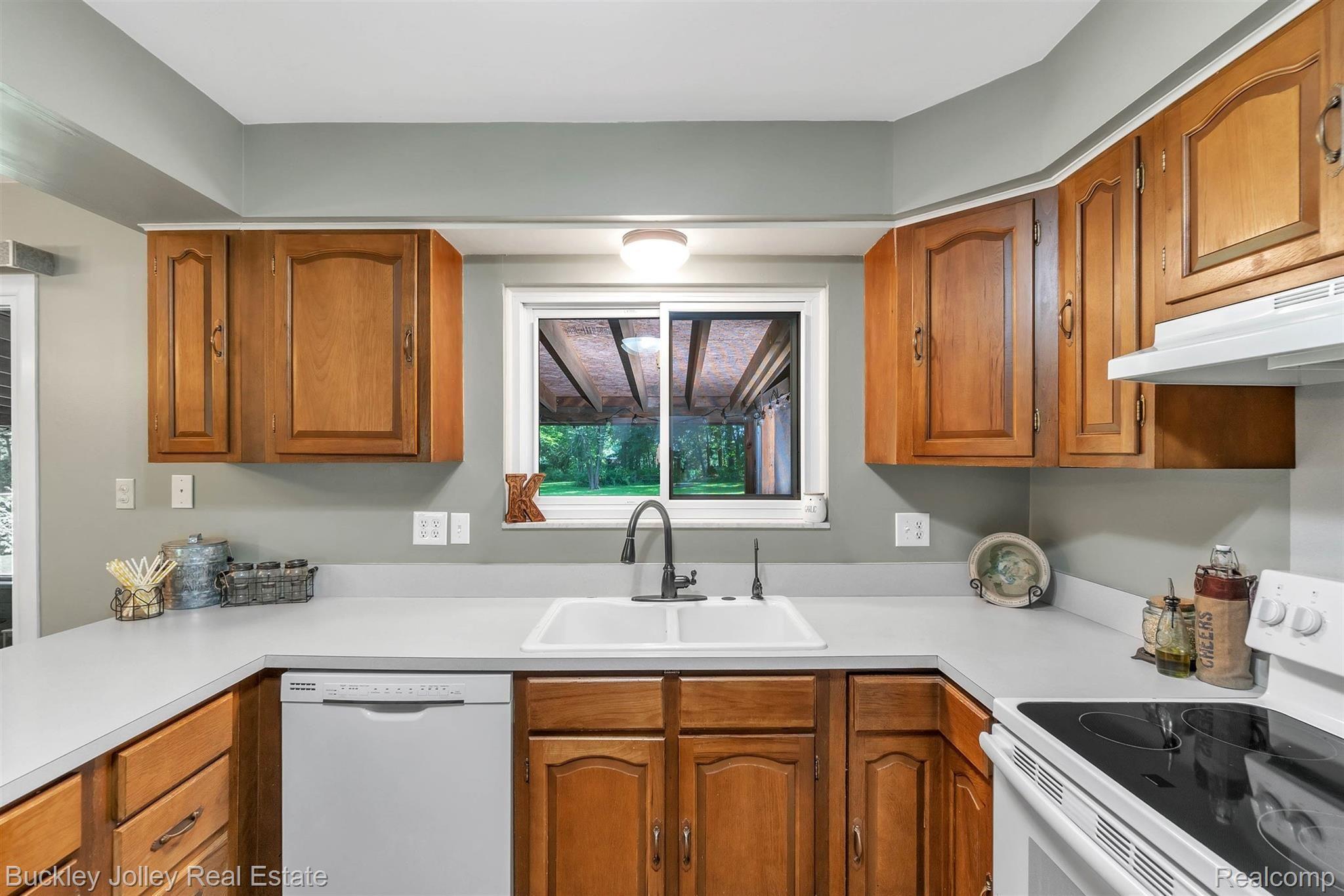 6454 Brighton Road Brighton, MI 48116 - Photo 9 of 28 Kitchen has Laminate Flooring.jpg
