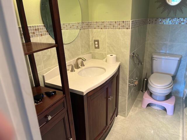 2048 Newcastle A, Unit 2048 Boca Raton, FL 33434 - Photo 11 of 18 BATHROOM