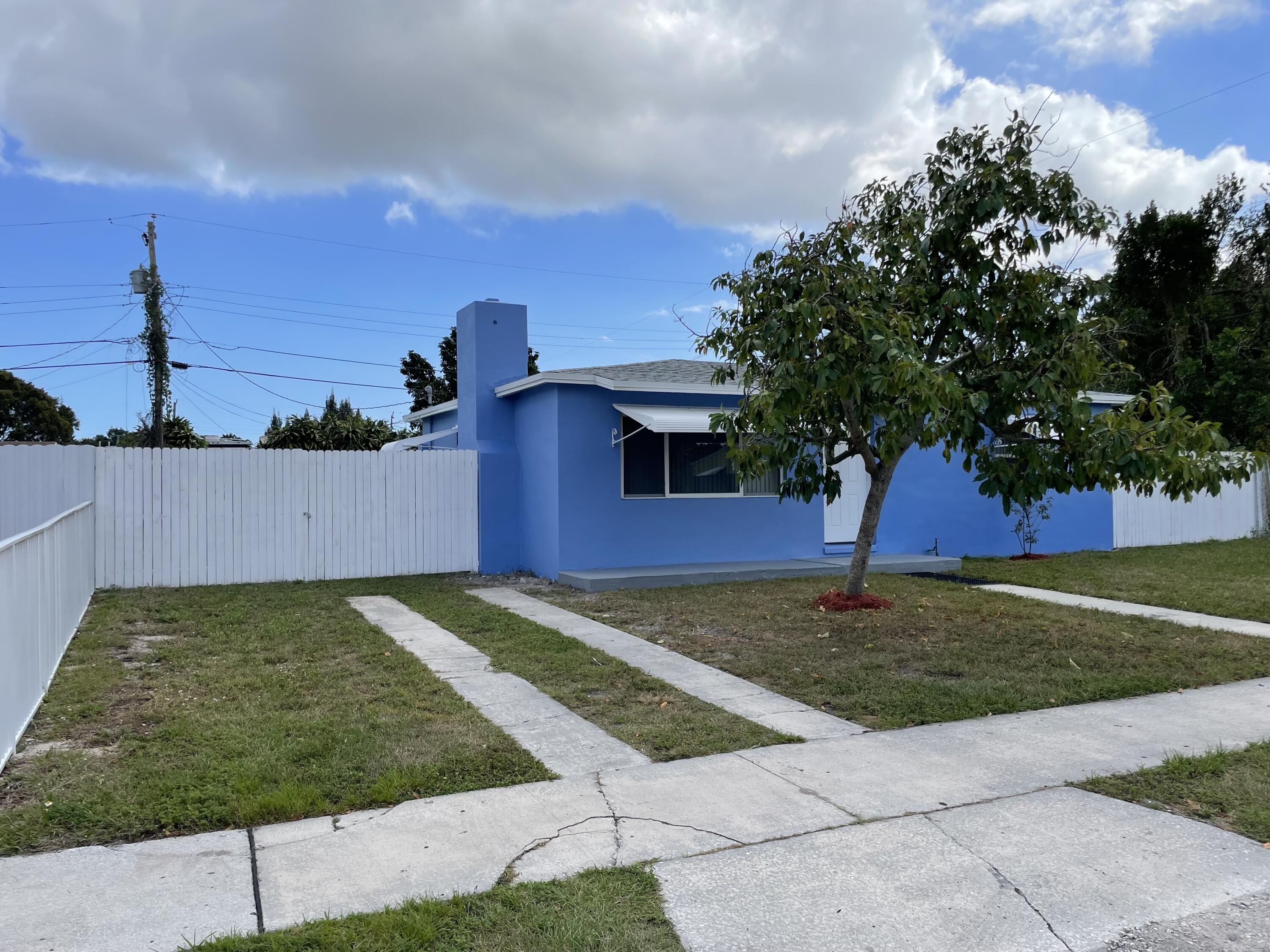 2336 Par Road West Palm Beach, FL 33409 - Photo 3 of 24 Front View