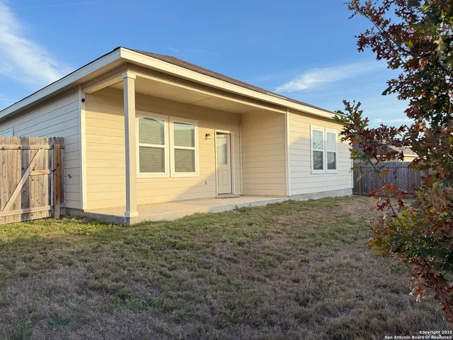 a view of a house with backyard