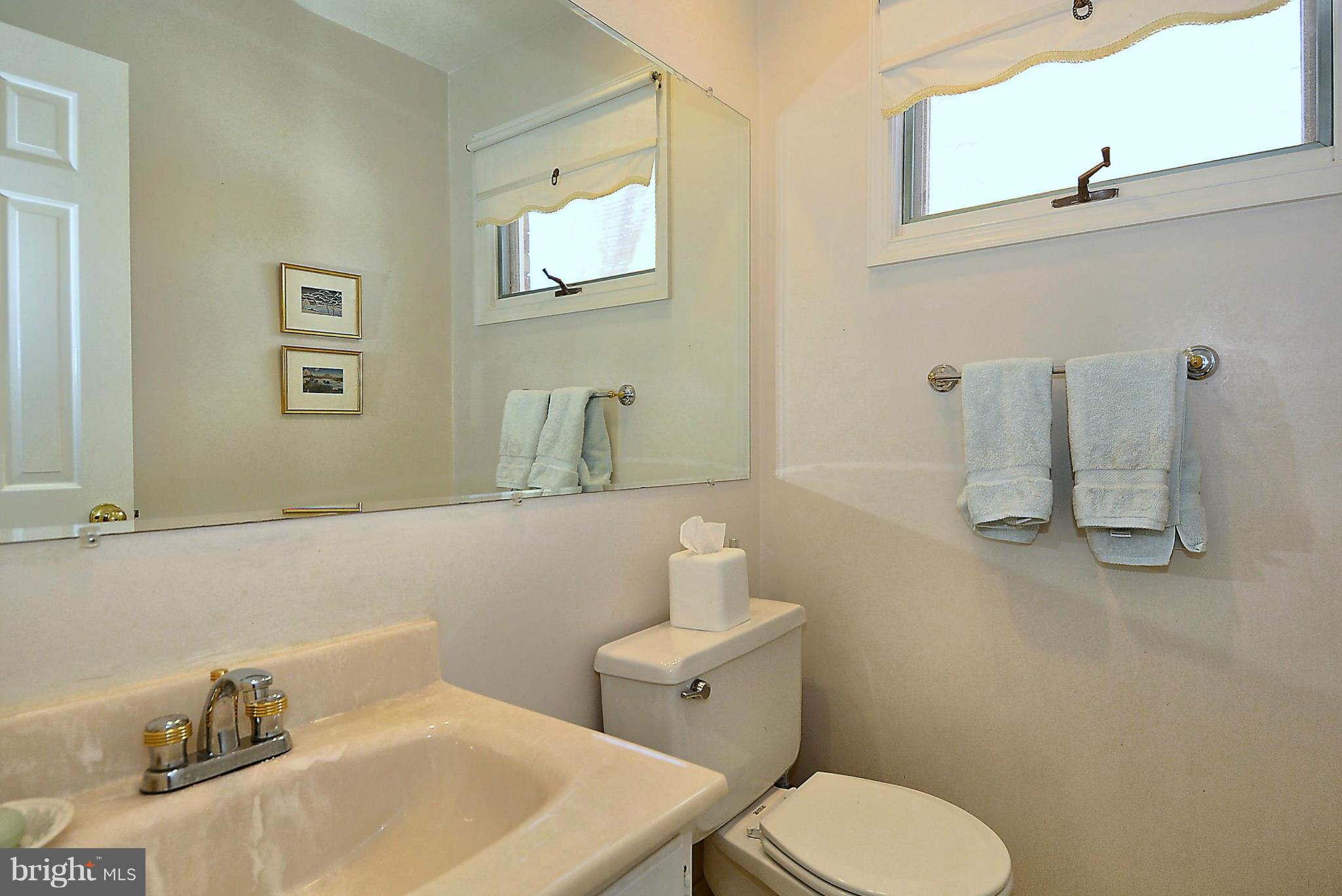 1218 Colonial Road McLean, VA 22101 - Photo 10 of 21 Powder Room