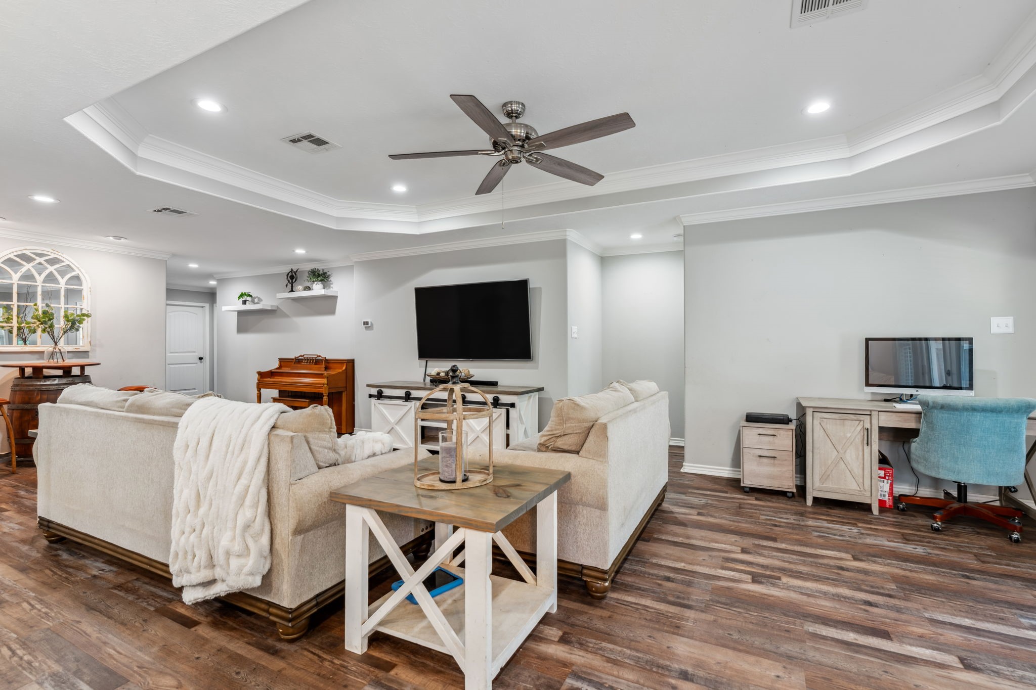 129 Bridgepoint Onalaska, TX 77360 - Photo 5 of 35 a living room with furniture and a flat screen tv