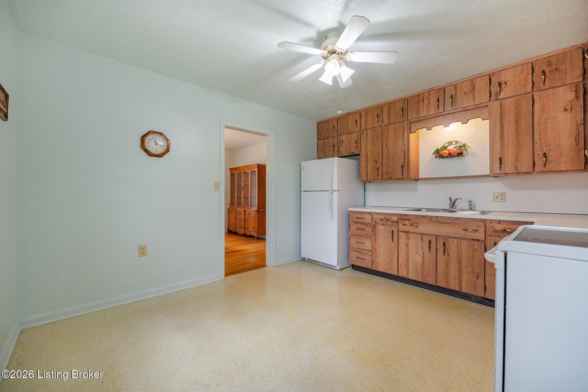 8609 Perry Road Louisville, KY 40222 - Photo 7 of 26 8609 Perry Rd-22