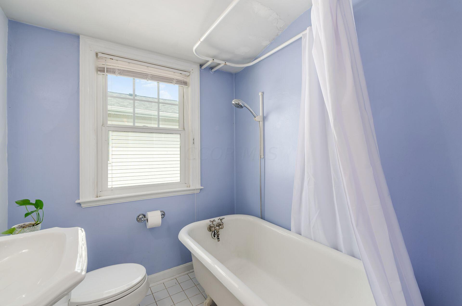 806 South Cassingham Road Columbus, OH 43209 - Photo 29 of 38 2nd floor full bath