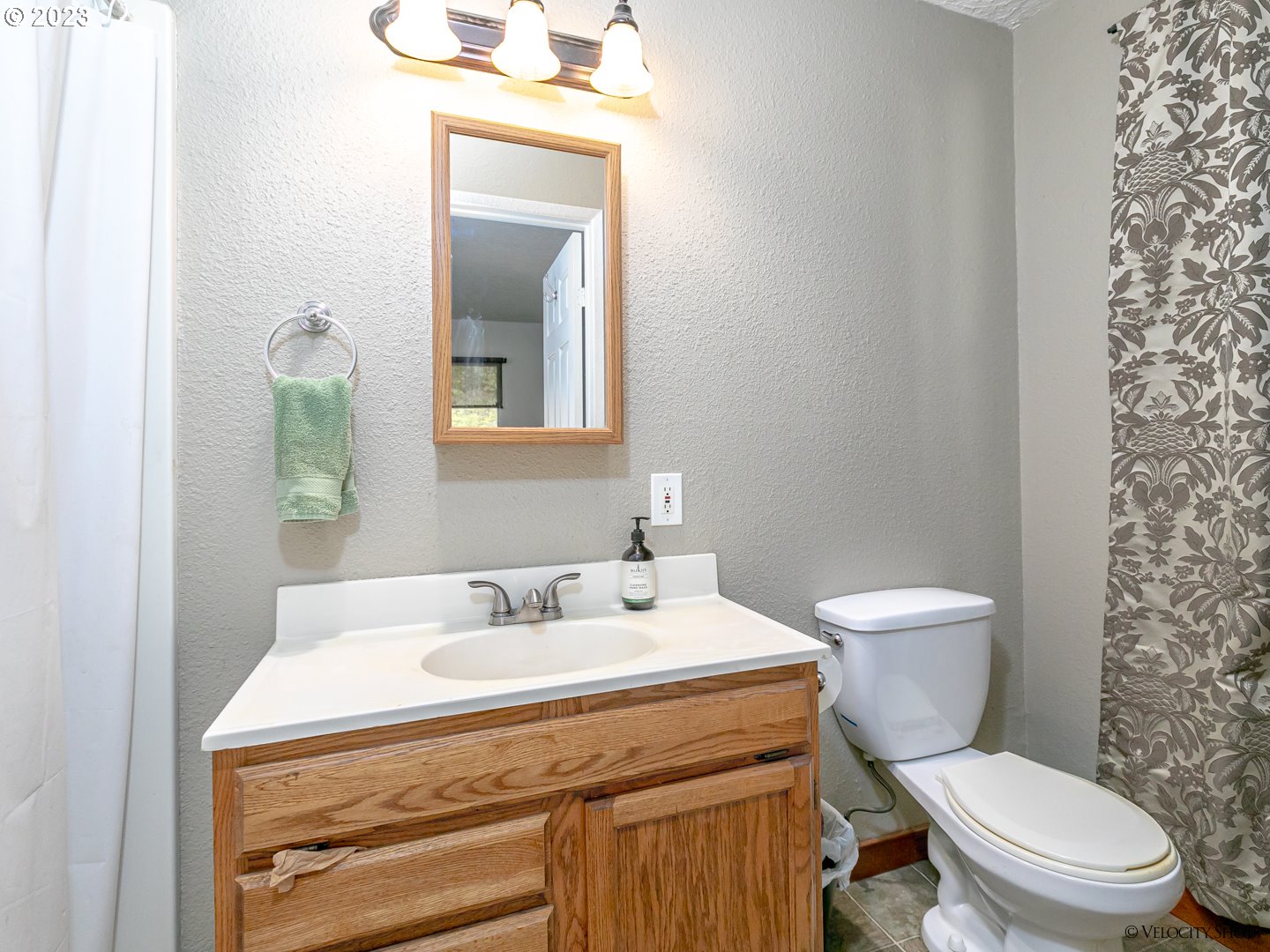 27515 Belle Lake Road Rhododendron, OR 97049 - Photo 22 of 42 Attached Bathroom #1
