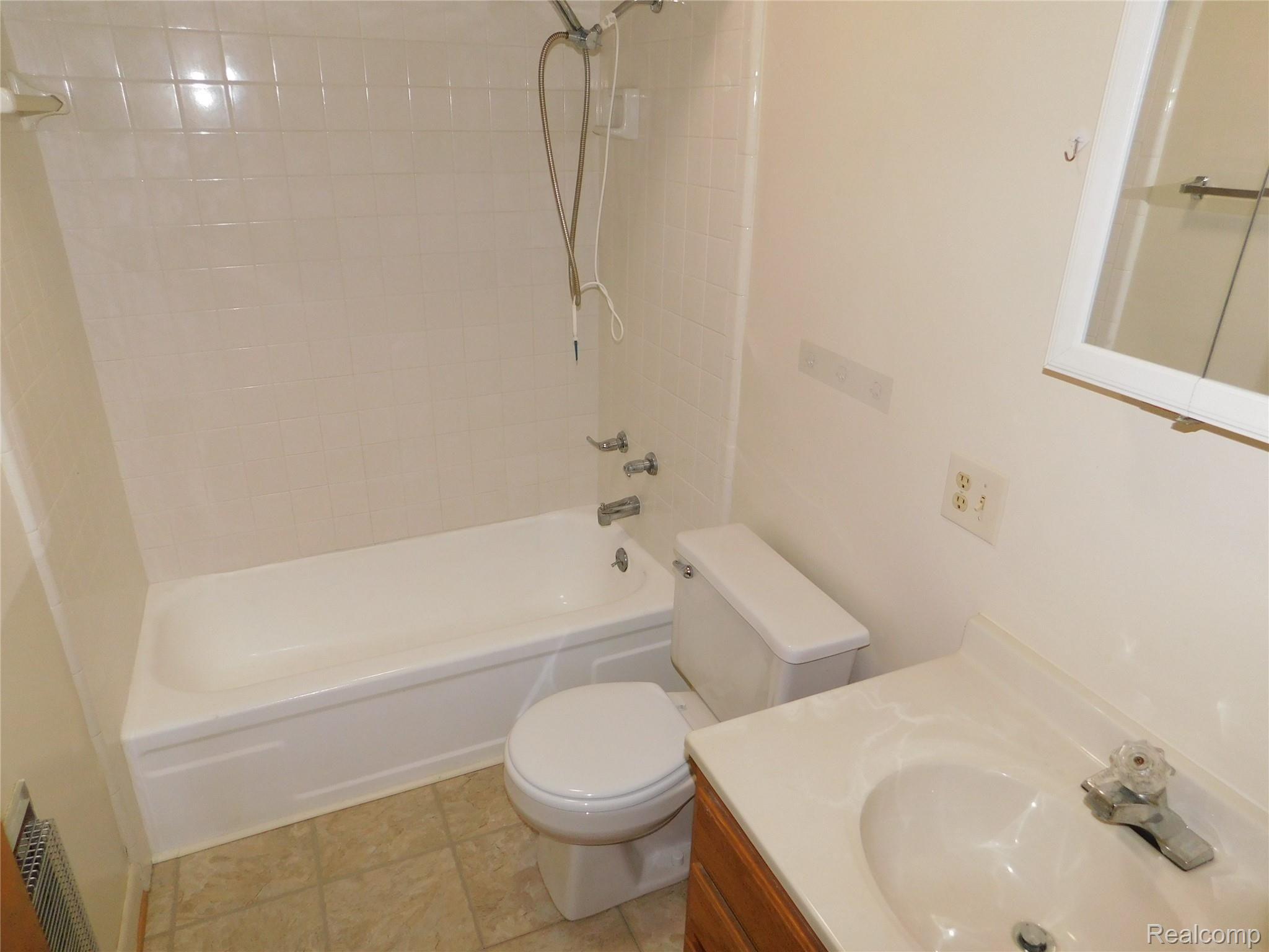 2557 Cedar Lake Road Howell, MI 48843 - Photo 6 of 10 DSCN0008.JPG