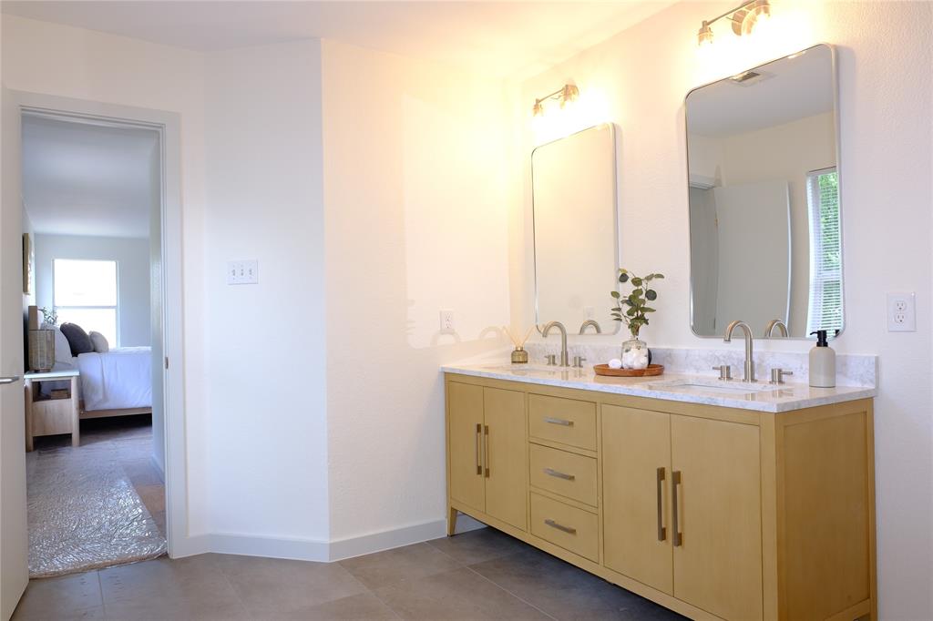 3437 Caprock Ranch Road Fort Worth, TX 76262 - Photo 23 of 27 a en suite bathroom with a double vanity sink and a mirror