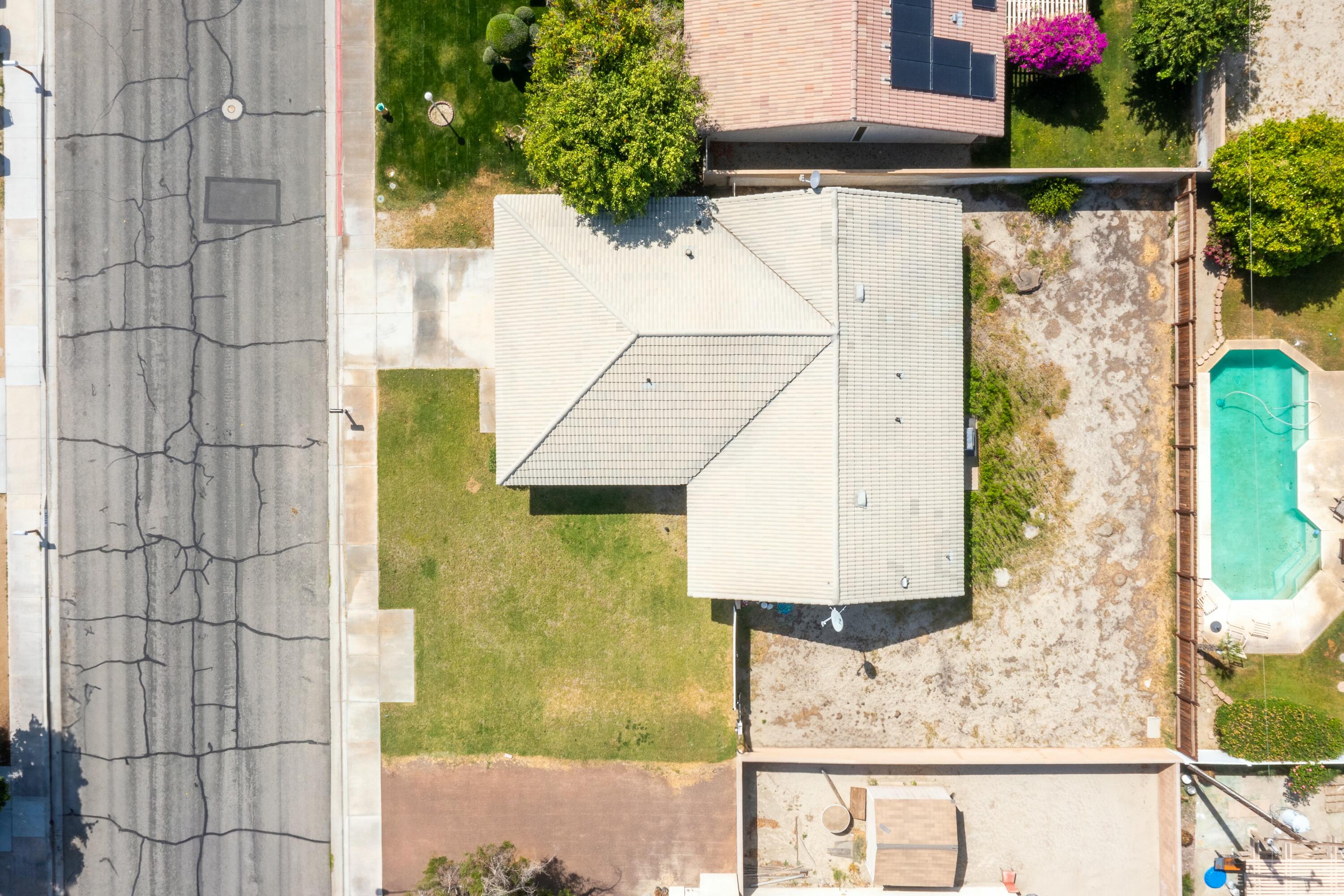 69290 El Dobe Road Cathedral City, CA 92234 - Photo 38 of 42 a bathroom with a shower and a mirror