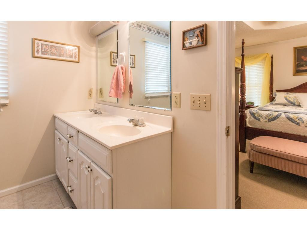 669 Peoples Road Bristol, TN 37620 - Photo 11 of 25 Master Bath