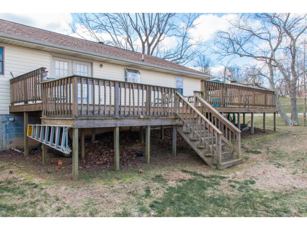 669 Peoples Road Bristol, TN 37620 - Photo 19 of 25 Deck