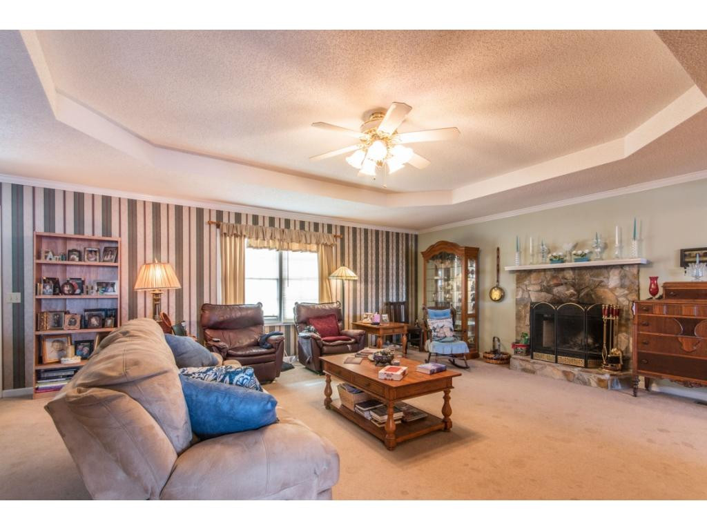 669 Peoples Road Bristol, TN 37620 - Photo 2 of 25 Living Room