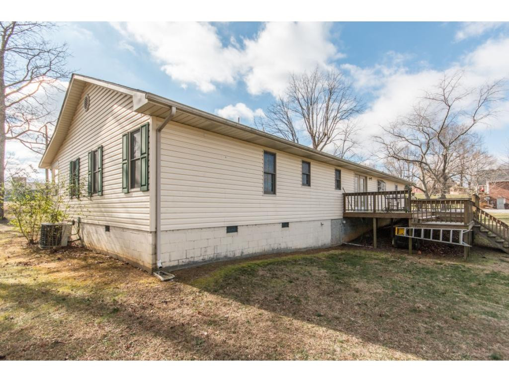 669 Peoples Road Bristol, TN 37620 - Photo 22 of 25 Sideback of house