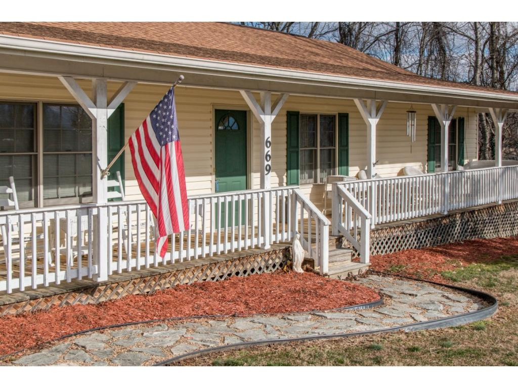 669 Peoples Road Bristol, TN 37620 - Photo 23 of 25 Front porch
