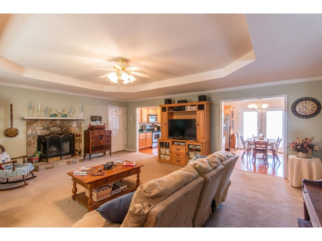 669 Peoples Road Bristol, TN 37620 - Photo 7 of 25 Living Room wfireplace
