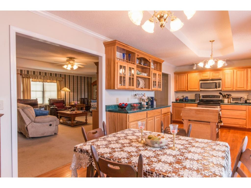 669 Peoples Road Bristol, TN 37620 - Photo 8 of 25 Dining area